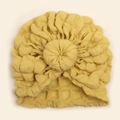 Dettaglio del turbante giallo per neonati con trama a nido d'ape e nodo decorativo - Beige