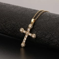 Collar cruz punk vintage dorado con circonitas claras en soporte de exhibición - Estilo L1 Cobre Chapado En Oro