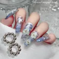 Makroaufnahme von runden Magnetperlen für Eisblumen-Katzenaugeneffekt auf Nagelkunst - Silberne runde Nagelmagnetperlen (10 Stück)