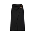Detalle de falda midi negra con hebilla de madera y un elegante diseño de abertura cruzada - XS / Falda Midi Negra