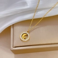 Detailansicht der goldener Mond und Stern Kette mit Strass auf Seidenhintergrund - Gold