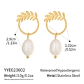 Detailansicht der Blatt-Creolen mit Perlen aus 18K vergoldetem Edelstahl mit Maßen - Goldblatt Ring Perle (YYE023602)