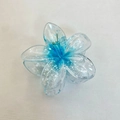 Pinza para el pelo con flor de frangipani azul y transparente con detalles moteados - Pinza Para El Pelo De Frangipani Azul Cielo/copo De Nieve [aprox. 8 X 7 X 4 Cm]
