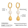 Detalle de los pendientes de acero inoxidable bañado en oro 18K con perlas y medidas - Estilo de Gota de Agua de Perla Barroca (YYE023521) / Dorado