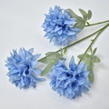 Detail van een blauwe kunsthortensiastengel met drie bloeiende bloemhoofden en groene bladeren - Blauw