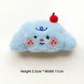 Détail des dimensions de l'accessoire cheveux chiot en peluche bleue avec cerise et notes - Original (Ouverture arrière) / Chien cerise bleu