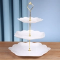 Support à gâteaux blanc à trois étages avec poignée dorée et bords ondulés élégants - Style Hexagonal à 3 Niveaux (Tige Dorée) / Blanc