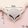 Detailansicht des Fuchskopf-Strass-Anhängers mit Maßen 5cm Breite und 4,5cm Höhe - D340 Fuchskopf (Silber mit Rückseite)