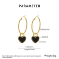 Detalle de los pendientes de aro de acero inoxidable con baño de oro 18K y corazones - Dorado Negro (KE116113-Z)