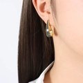 Orecchini a cerchio a goccia in metallo dorato e smalto grigio scuro su modella - Stile Grigio Blu Oro (F803)