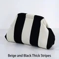 Pochette in maglia a righe panna e nero con design testurizzato a nuvola - Borsa a mano in maglia / Righe spesse nero e crema