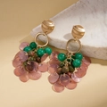 Detalle de pendientes bohemios con metal dorado, cuentas verdes y discos de nácar lila - Pendientes Colgantes con Aguja de Plata - Púrpura