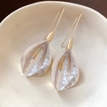 Pendientes retro franceses dorados con colgantes de pétalos de nácar blanco en cuenco - Dorado-Rosa-Blanco Perlado