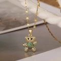 Collar chapado en oro con colgante de osito y circonitas cúbicas verdes y blancas - Dorado/Circonita Verde