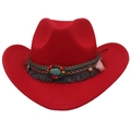 Detail van rode wollen vilten cowboyhoed met etnische band, turkoois en franje decoratie - M (56-58cm) / Rood
