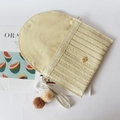 Stroh-Clutch in Hellgelb mit Magnetverschluss und bunten Pompons für den Sommer - Beige