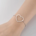 Elegante bracciale in argento con ciondolo a cuore cavo in acciaio inossidabile sul polso - Cuore d'Argento