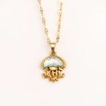 Minimalistische gouden kwal hanger ketting met iriserende opaal op witte achtergrond - Blauwe Kwal