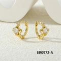 Vista macro de pendientes dorados de corazón y corona con circonitas sobre fondo blanco - Diseño de Corona de Corazón (ER0972-A)