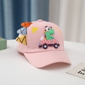 Detail der rosa Kinder-Baseballkappe mit 3D-Dinosauriermotiven und Autoaufnäher - Rosa