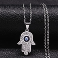 Detailopname van Hamsa-hand hanger met blauw oog en glinsterende strass-steentjes - 50cm / Zilver