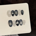 Handgefertigte Kunstnägel in Dunkelblau mit Katzenaugen-Effekt, Glitzer und Silberherzen - Extra Klein (XS) / W431-Kurzes Oval