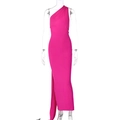 Detail der rosaroten One-Shoulder-Slim-Fit-Kleid mit Seitenschlitz und glatter Textur - Fuchsia