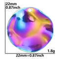 Vue détaillée du pendentif 22mm en acier inoxydable arc-en-ciel avec texture - Disque martelé / Arc-en-ciel