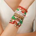 Ensemble de bracelets de Noël avec pendentifs Père Noël et perles sur le poignet d'un modèle - SY0615 Ensemble d'Éléments Père Noël et Élan