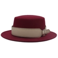 Détail d'un chapeau en laine bordeaux avec sangle en cuir beige et boucle - Bordeaux (Ceinture Beige)