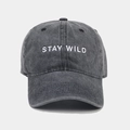 Détail de la broderie blanche STAY WILD sur une casquette de baseball gris délavé - Réglable / Noir