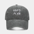 Detail der weißen GOD'S PLAN Stickerei auf einer dunkelgrau gewaschenen Baumwollkappe - Verstellbar / Grau