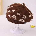 Detail einer braunen Jacquard-Strickbaske mit Leopardenmuster und Rippstrickkante - 1-3 Jahre / Kaffeebraun
