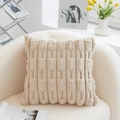 Moderner Kissenbezug aus PV-Samt in Beige mit geometrischer Streifentextur auf Sofa - 43x43cm Mit Kissenfüllung / Khaki