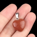 Pendentif cœur de 16mm en cristal de pierre de sable rouge avec bélière argentée - Pierre de sable doré (Synthétique)