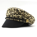 Dettaglio del cappello baker boy leopardato con visiera nera e corda decorativa - M (56-58cm) / Beige
