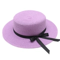 Détail d'un chapeau de paille violet à dessus plat avec un élégant ruban noir - Violet Taro