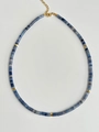 Collana di pietre naturali blu con perline dorate e pietre quadrate stile morandi - Agata Blu