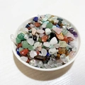 Bunte Naturkristall-Splitter in einer weißen Schale für DIY-Schmuckherstellung - Regenbogenkristall / 5-7MM/100g
