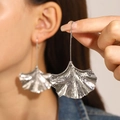 Dettaglio macro di grandi orecchini a foglia di ginkgo argento con trama metallica - Forma foglia di ginkgo argento (8664)