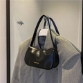 Elegante borsa sottobraccio minimalista nera con scritte dorate su un appendiabiti - Nero