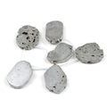 Set di sei ciondoli in pietra argentata irregolare 22-28mm su sfondo bianco - Confezione da 6 (22-28mm) / Placcato Bianco K