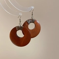 Détail de boucles d'oreilles créoles en bois brun-rouge avec fil d'argent enroulé - 14# Anneau en Bois Marron Rouge (Crochet d'oreille)