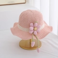 Dettaglio cappello di paglia rosa bimba con pizzo bianco e decorazione a girasole - Stile girasole / Rosa