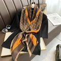 Écharpe classique en soie à motif géométrique double F dans les tons marron et orange - 24107-image Principale / 110*110CM