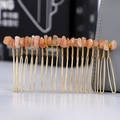 Dettaglio del pettine per capelli fatto a mano con pietre rosa e filo dorato - Pietra di Sole + Pettine Dorato a 20 Denti