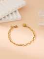 Vista dettagliata di un bracciale dorato con ciondolo a cuore, finitura lucida e chiusura a moschettone - Bracciale Oro Catena Quadrata Ciondolo Cuore