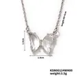 Dettaglio del ciondolo a farfalla con cristalli pavé e dimensioni 1.5x1.9cm su catena argento - Bianco