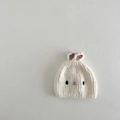 Nahaufnahme der weichen beigen Baby-Strickmütze mit süßen Hasenohren und Stickerei - 6-24 Monate / Weiß - Hase