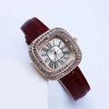 Détail d'une montre carrée or rose avec lunette en cristal et bracelet cuir rouge - Rouge Boîtier Or Rose